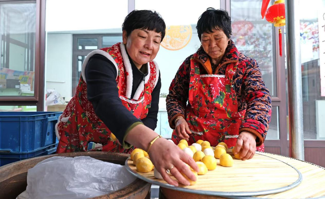 唐凤洁(左)和婆婆查素凤(葫芦岛日报社 田嘉 摄)