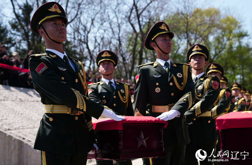 第十三批在韩中国人民志愿军烈士安葬仪式现场。人民网记者 邱宇哲摄