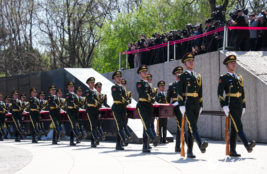第十三批在韩中国人民志愿军烈士安葬仪式现场。人民网记者 邱宇哲摄