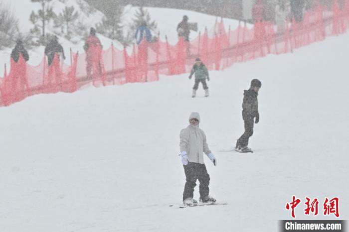 云南省迪慶州：雪域高原冰雪經(jīng)濟(jì)繼續(xù)熾熱