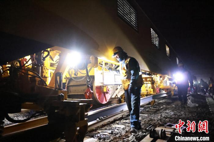 我國自主研制新一代快速換軌車初次在蘭青鐵路投入使用