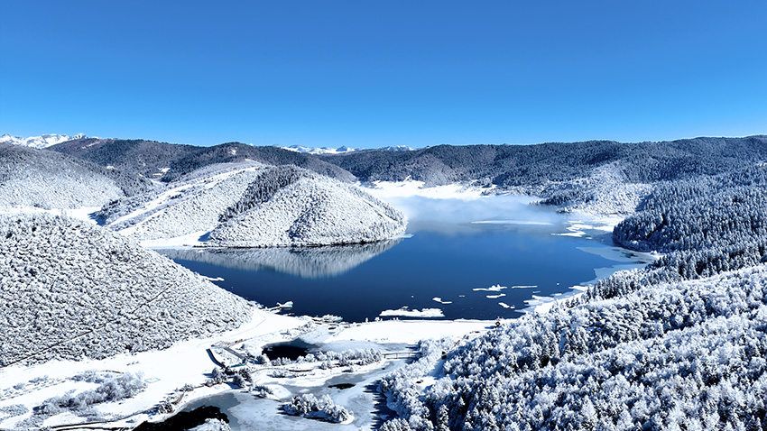 雪后普达措银装素裹，美不胜收。普达措景区供图