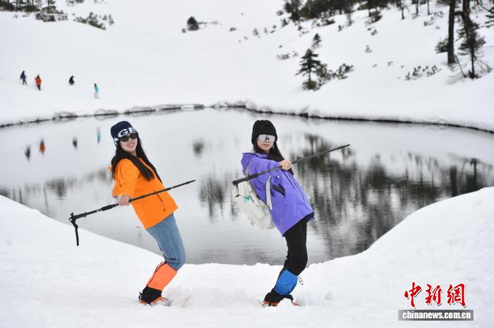 云南孔雀山雪景如画游人如织