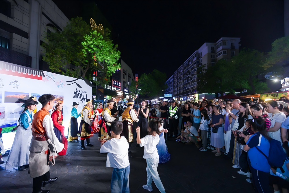 来自浙江省湖州市菱湖中学藏族班的学生演绎工布舞蹈。唐赵龙摄.jpg