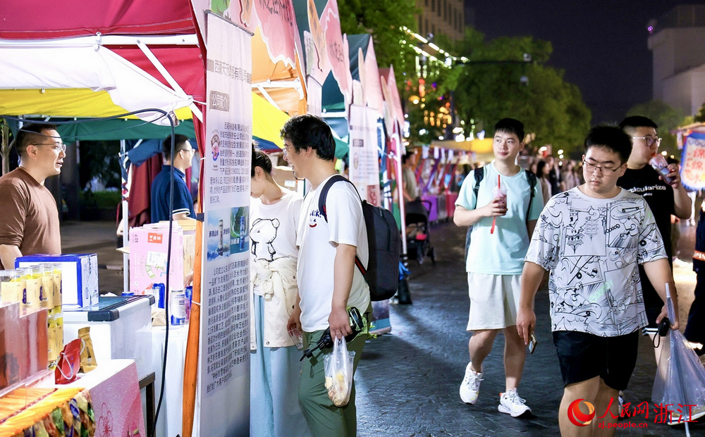 林芝专场特色产品展销活动在杭州武林夜市举行。人民网 程欣摄