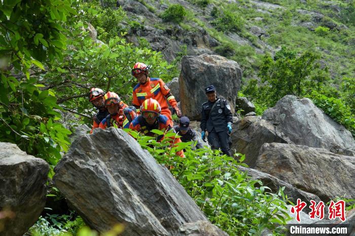 西藏吉隆山洪现场救援力量开展人员搜救与隐患排查