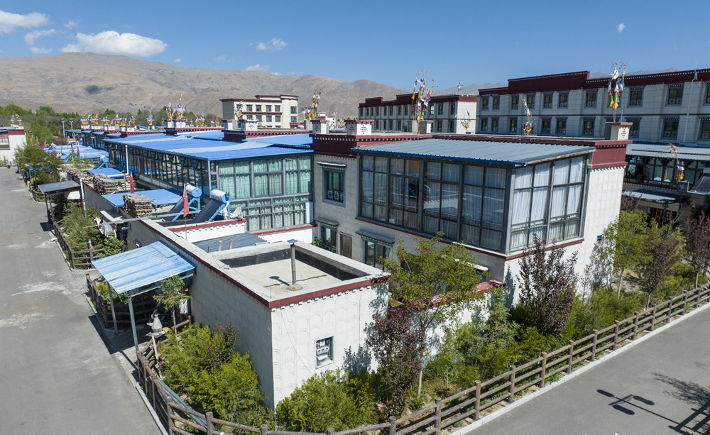 宽敞明亮的藏式民居�?�人民网记�?? 次仁罗布�?.jpg