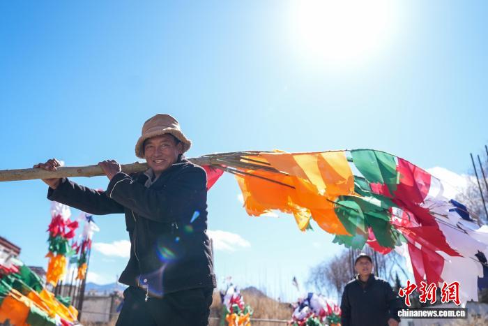 （新春走基层）缝制五彩经幡树 迎接藏历新年