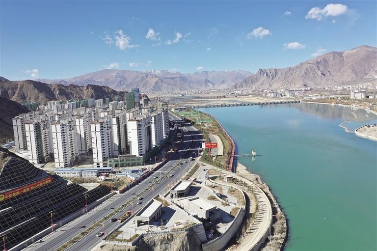 拓展城市发展空间，提高交通效�? 拉萨市建成近百公里环城路 a_jpg.jpg