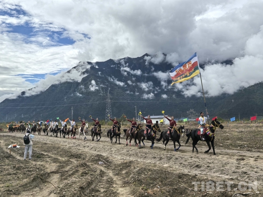 民族传统马术表演惊艳巴宜区 六千观众共赏马背风采