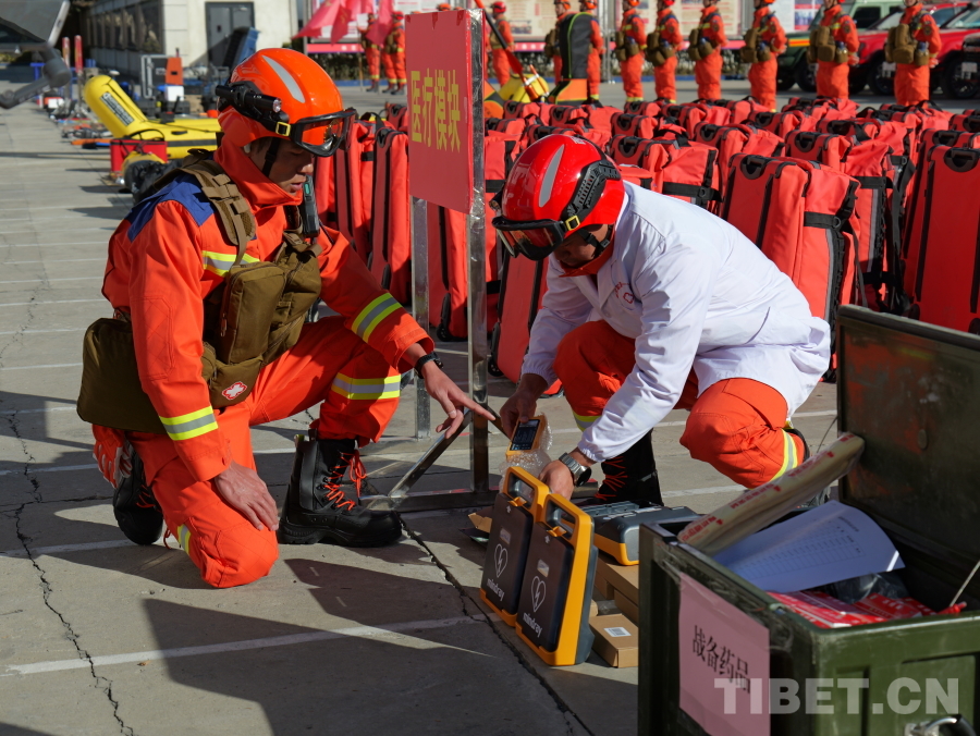 图为 抽查自动体外除颤机 作者丹增平措.JPG 图为 抽查自动体外除颤机 作者丹增平措.JPG