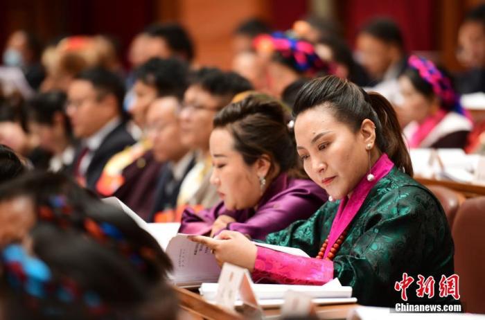 1月5日，次旦卓嘎(右一)在拉萨参加西藏自治区第十一届人民代表大会第五次会议第二次全体会议。西藏自治区人大代表次旦卓嘎来自日喀则市定日县，定日县被称为“洛谐故乡”，作为西藏民间歌舞，洛谐已被列入中国国家非物质文化遗产项目名录，这是集歌、舞、乐、弹唱于一体的综合艺术形式。参加完西藏2022年新年音乐会的次旦卓嘎告诉记者，每年参加的基层演出可达80场，“我希望用最纯粹的方式，把最好的声音带到西藏乃至中国的各个角落。” <a target='_blank' href='/'><p  align=