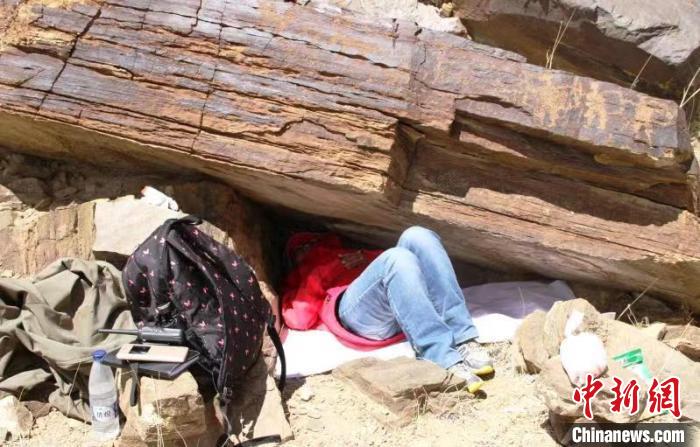 在西藏阿里札达县度日坚岩画考古调查，困到一定能程度总能睡得着。　受访者提供