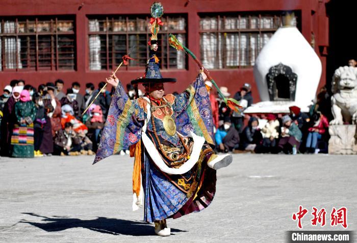 2月19日，楚布寺僧人参加跳神活动。　李林 摄