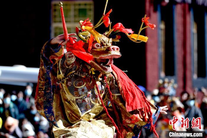 2月19日，楚布寺僧人佩戴面具参加跳神活动。　李林 摄