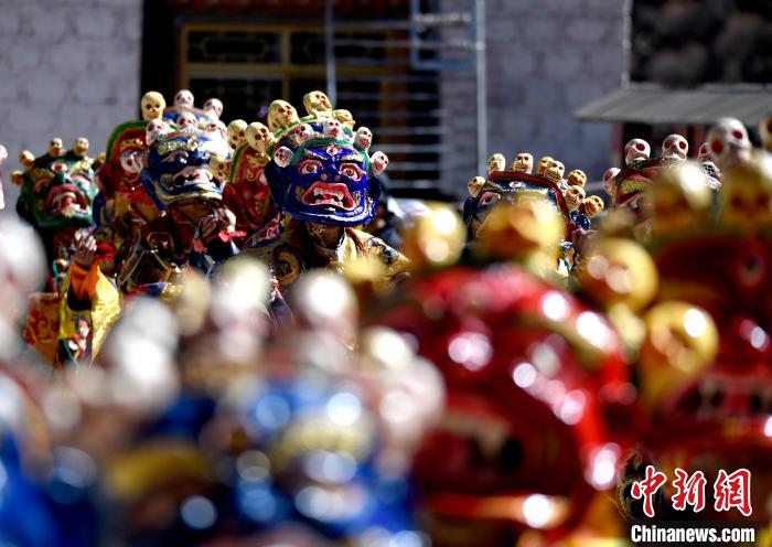 2月19日，楚布寺僧人们佩戴面具参加跳神活动。　李林 摄