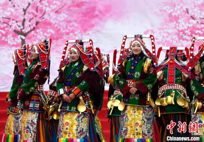 3月28日，西藏林芝第二十届桃花旅游文化节开幕式上的文艺表演。　李林 摄