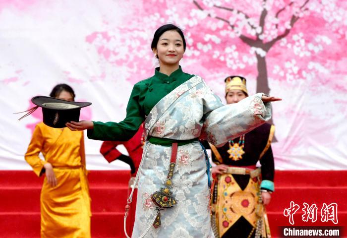 3月28日，西藏林芝第二十届桃花旅游文化节开幕式上的文艺表演。　李林 摄