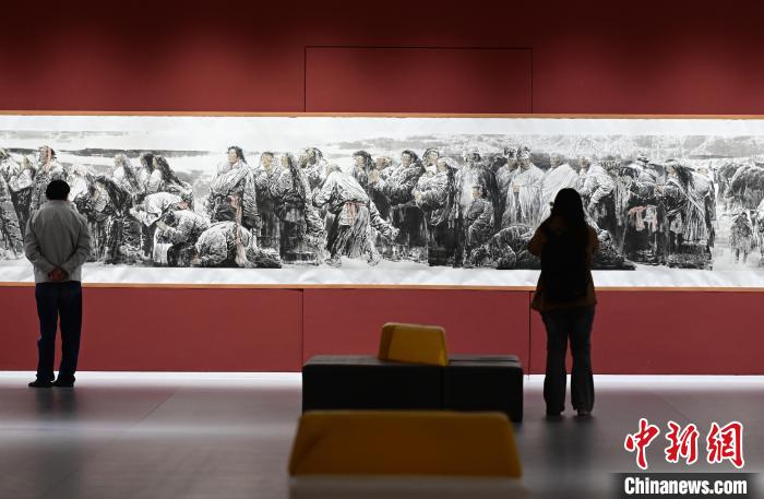 连日来，“丹青澄怀·周国军中国画作品展”在辽宁美术馆展出。图为观众在画作前驻足观看。　于海洋 摄