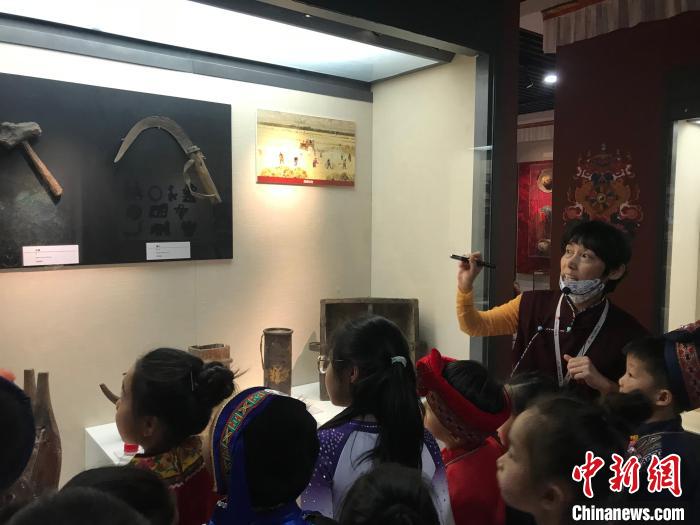 图为中国人民大学附属中学第二分校的小朋友们参观“雪域星光——西藏传统文化艺术展”。　陈建新 摄