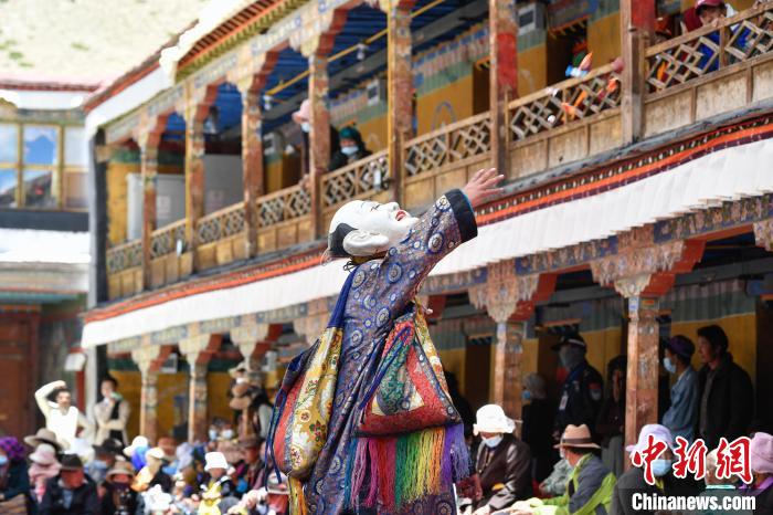 西藏山南桑顶寺举行跳神活动