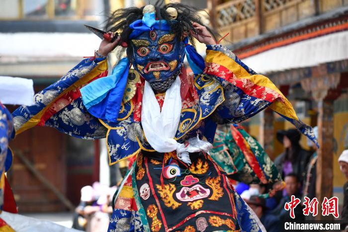 图为西藏山南桑顶寺僧人佩戴面具参加跳神活动。　贡嘎来松 摄