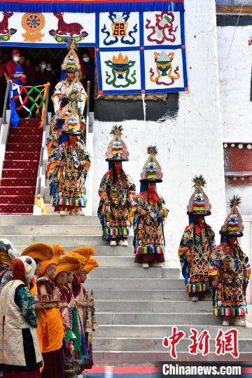 图为西藏山南桑顶寺“岗甲萨”大法会跳神活动现场。　贡嘎来松 摄