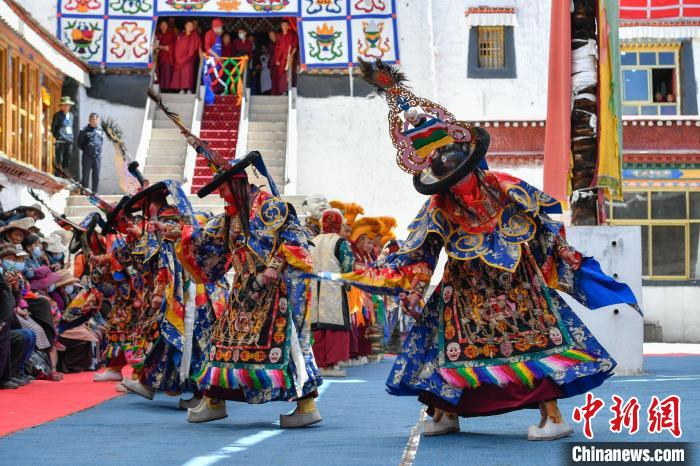 图为西藏山南桑顶寺僧人们佩戴面具参加跳神活动。　贡嘎来松 摄