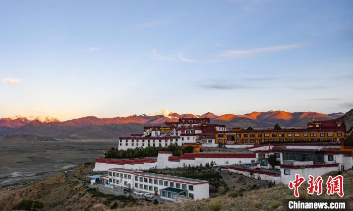 图为西藏山南桑顶寺日出。　贡嘎来松 摄