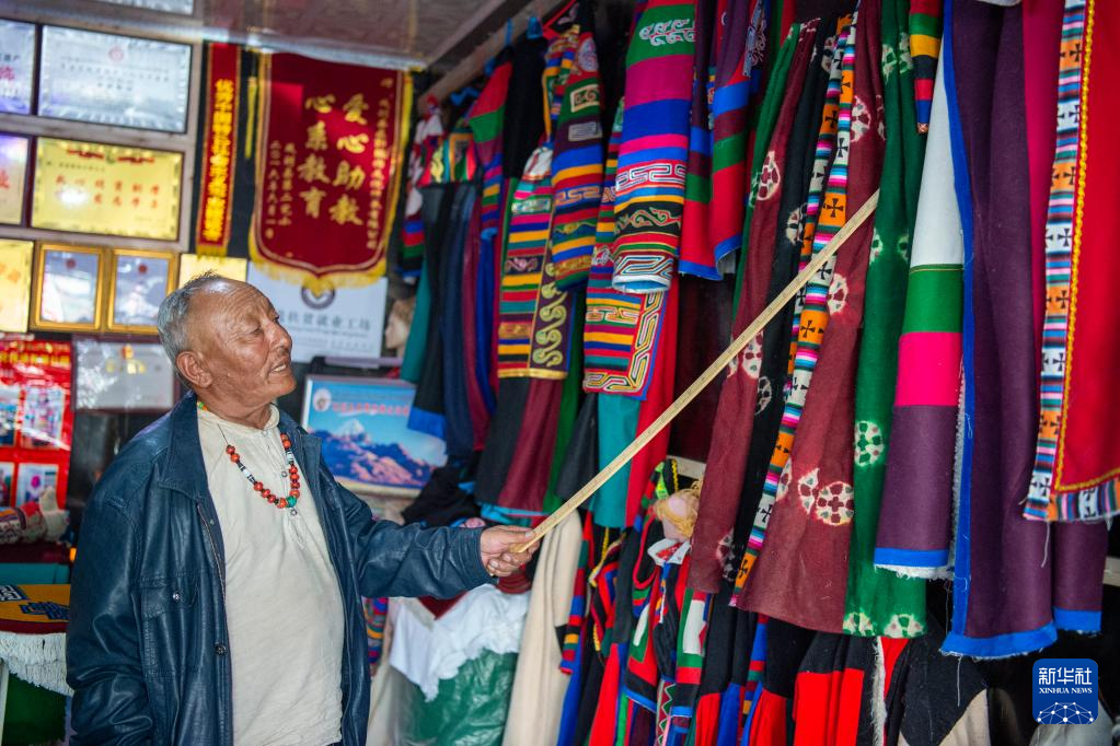 双赢彩票西藏非遗传承人：让“五彩彩虹服”更加鲜艳(图1)