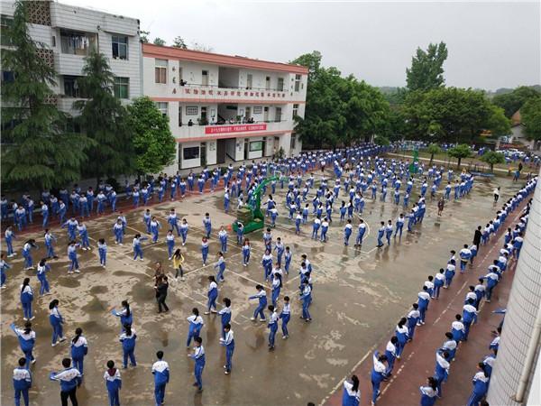 藏族教师带来最炫民族风 自贡乡村学校课间跳