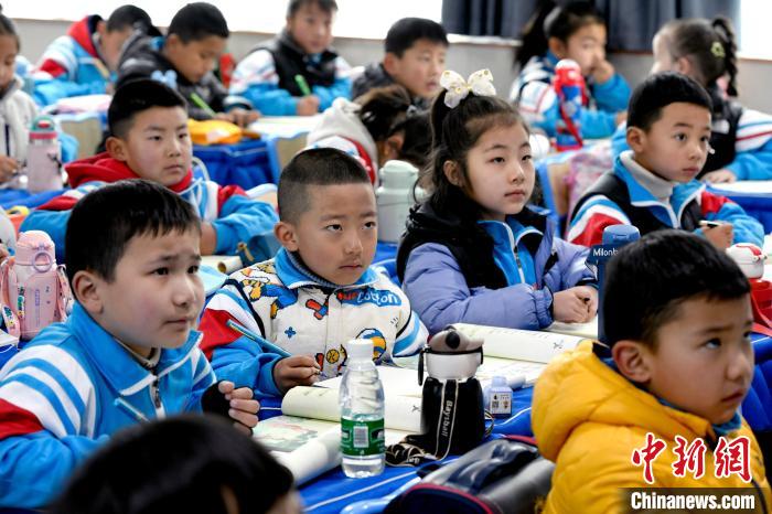 3月14日，西藏拉萨市第一小学一年级六班学生正在上藏语文课。　李林 摄