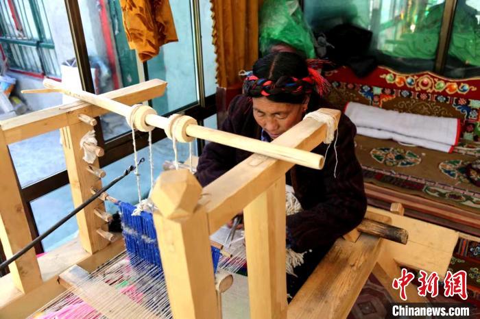 图为普玛江塘妇女在编织藏毯。　浪卡子县网信办供图