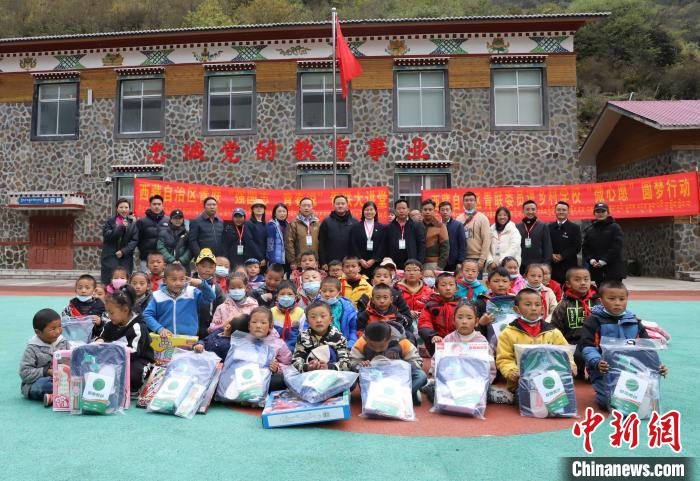 西藏青联委员边境行真情服务暖人心