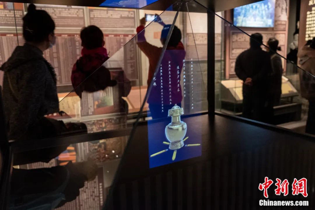 西藏百万农奴解放纪念馆内一投影影像展示了用于金瓶掣签的金奔巴瓶。江飞波 摄