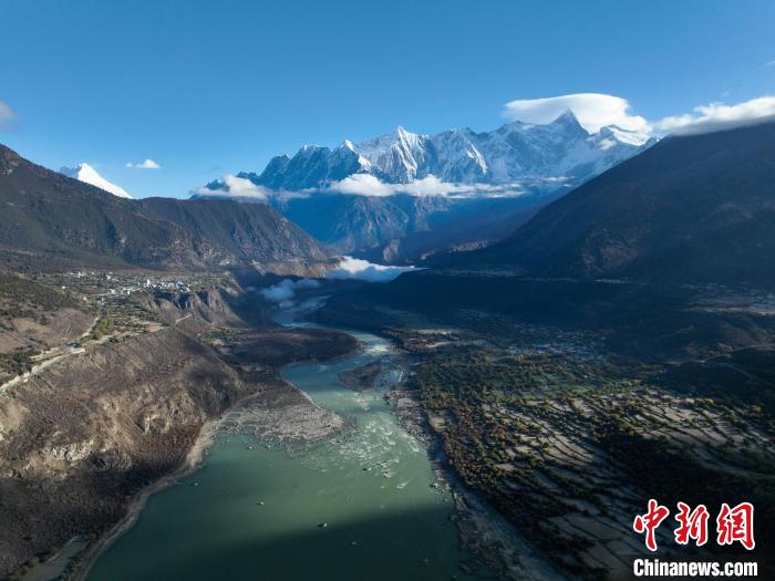 11月8日西藏林芝雅鲁藏布大峡谷，远处为著名的南迦巴瓦峰。　董志雄 摄