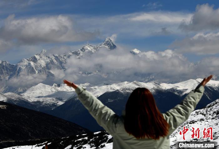 2月17日，西藏林芝色季拉山观景台，游客与南迦巴瓦峰合影。　李林 摄