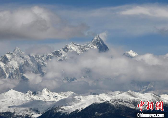 2月17日，西藏林芝色季拉山观景台拍到的南迦巴瓦峰。　李林 摄