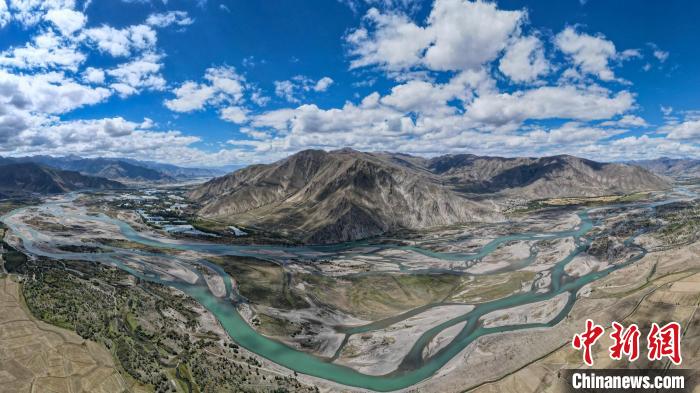 秋日西藏拉萨河水系风光壮丽