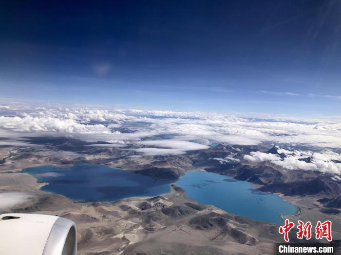 西藏阿里到拉萨航班途经的高原湖泊。　<a target='_blank' href='/'><p  align=