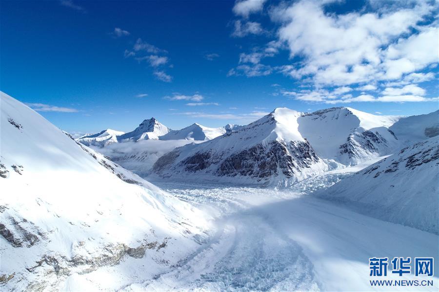 （2020珠峰高程测量·新华视界）（1）雪后珠峰东绒布冰川