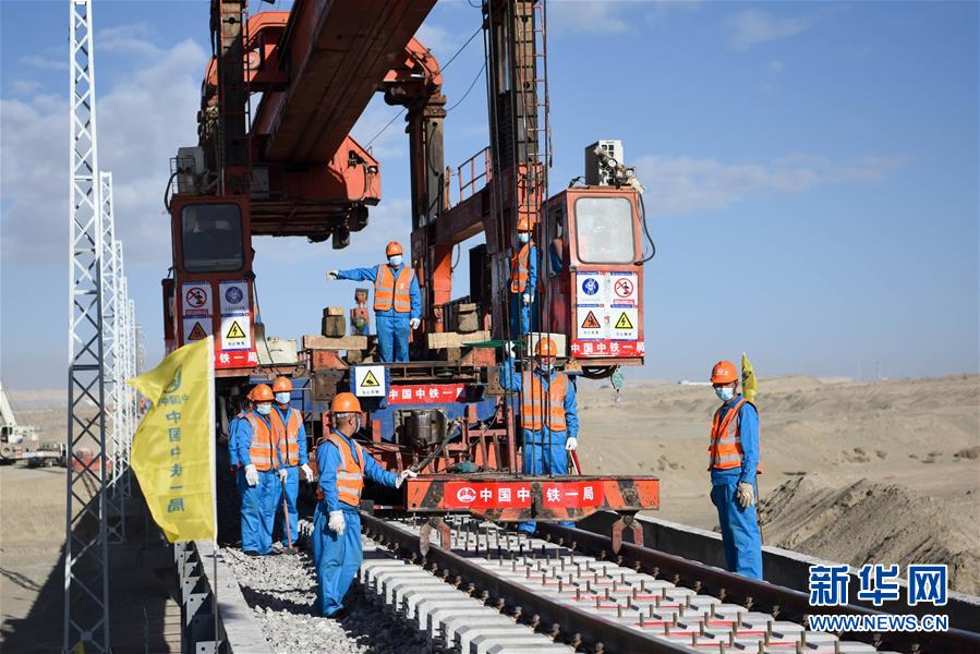 （经济）（1）格库铁路全线铺通 新疆青海两段铁路顺利接轨