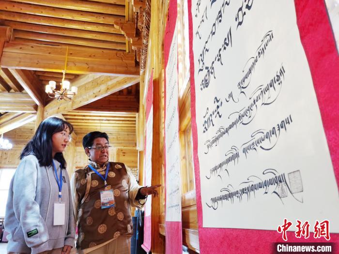 图为藏文书法家讲授藏文书法艺术的传承。　张添福 摄