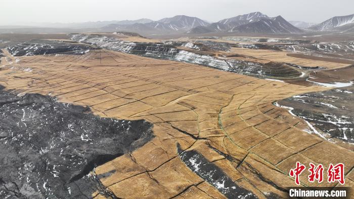 航拍图为青海省海西蒙古族藏族自治州天峻县木里矿区。　马铭言 摄