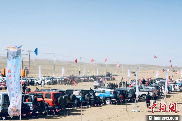 图为高原沙漠机车越野挑战赛现场，赛车整齐排列。　贵南县委宣传部供图