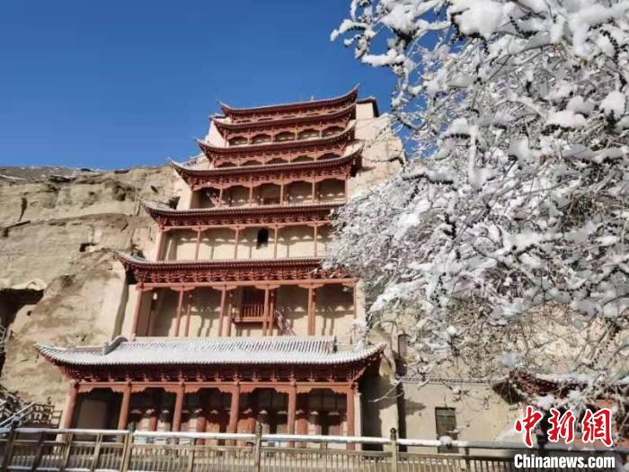 甘肃敦煌春雪纷扬:莫高窟现玉树琼枝