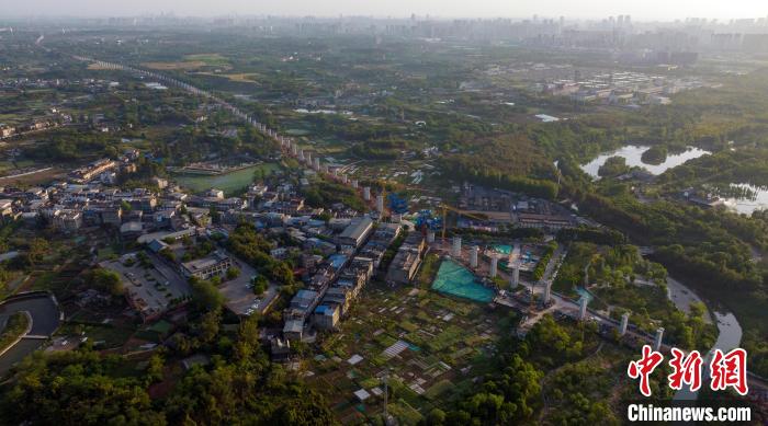 航拍正在建设中的成都至自贡高速铁路成都段。　刘忠俊 摄