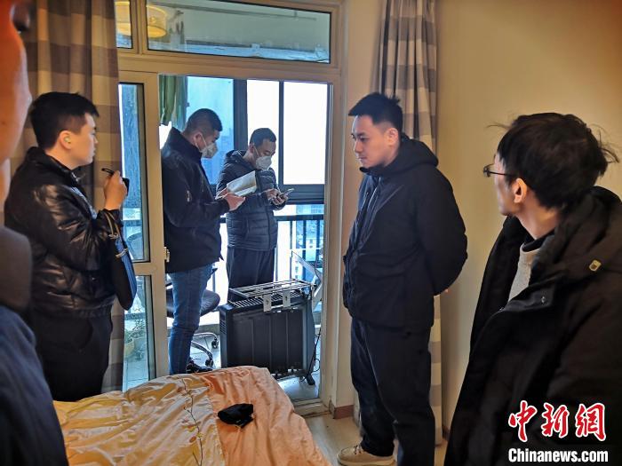 丹东市公安局民警抓捕犯罪嫌疑人，在其家中进行搜查。　丹东市公安局供图