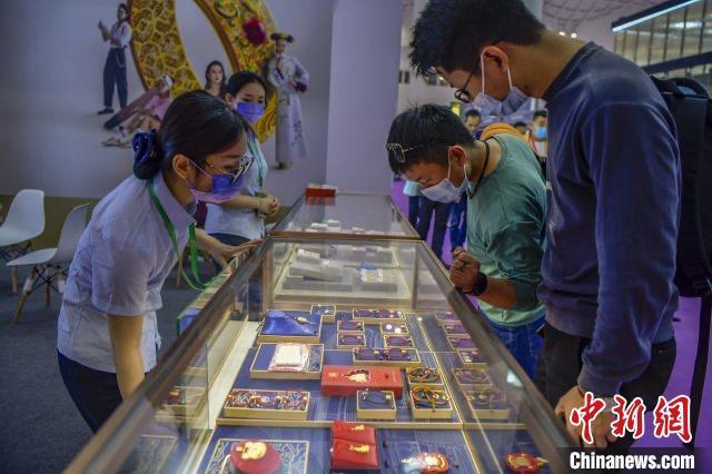 资料图:民众选购金饰品。骆云飞 摄