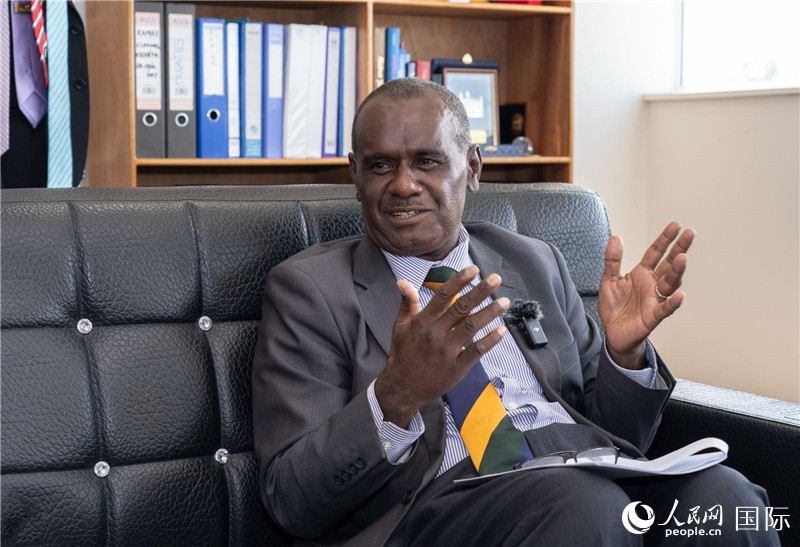 2023年9月13日,所罗门群岛外交部长杰里迈亚·马内莱在首都霍尼亚拉接受人民网记者专访。人民网 贺吉摄